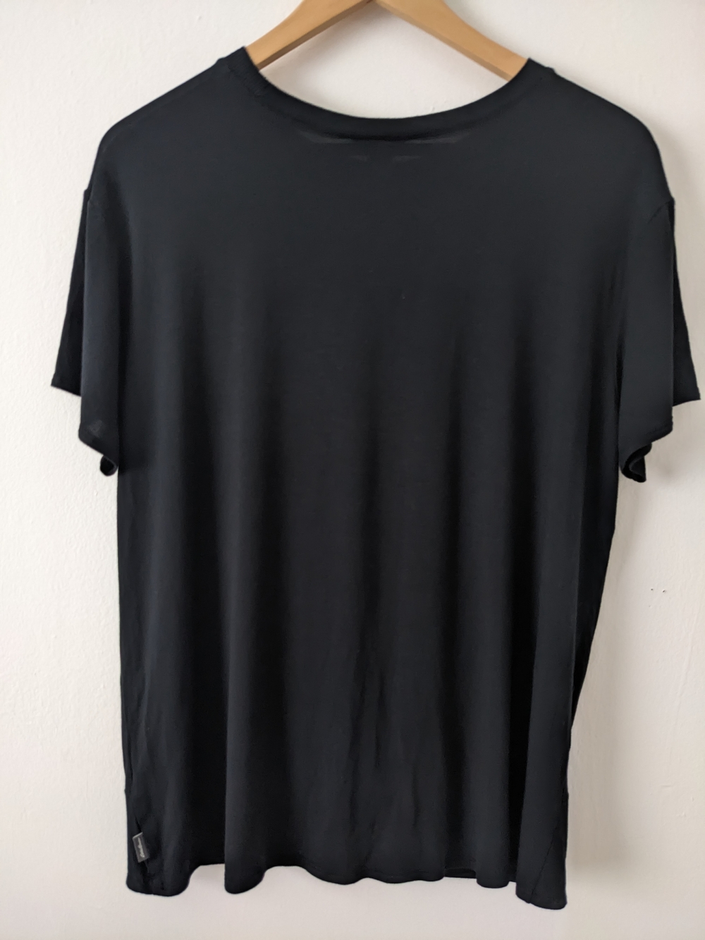 Eddie Bauer Black Short-Sleeve Twist-Front Tee - Picture 2 of 8